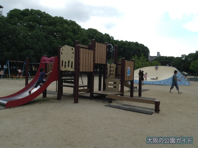 長居公園の遊具「南こども広場」複合遊具・滑り台