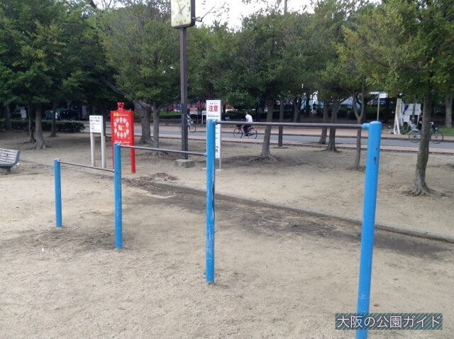 長居公園の遊具「南こども広場」鉄棒