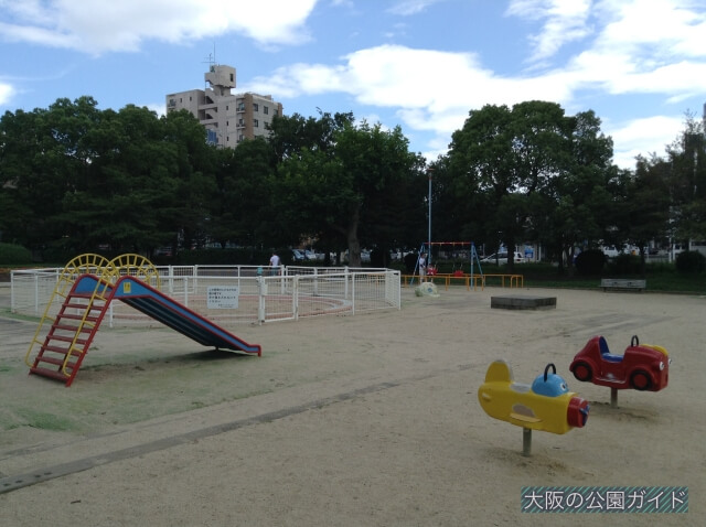 長居公園の遊具「南こども広場」幼児向け滑り台・乗り物