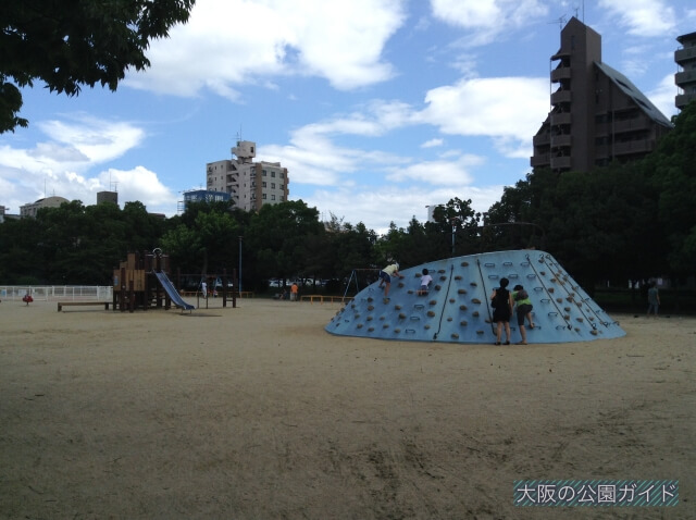 長居公園の遊具「南こども広場」滑り台・複合遊具
