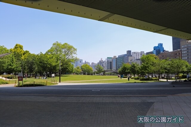 橋の下から見た中之島公園芝生広場