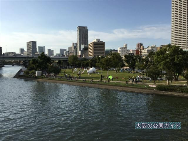 土佐堀川から見た中之島公園芝生広場