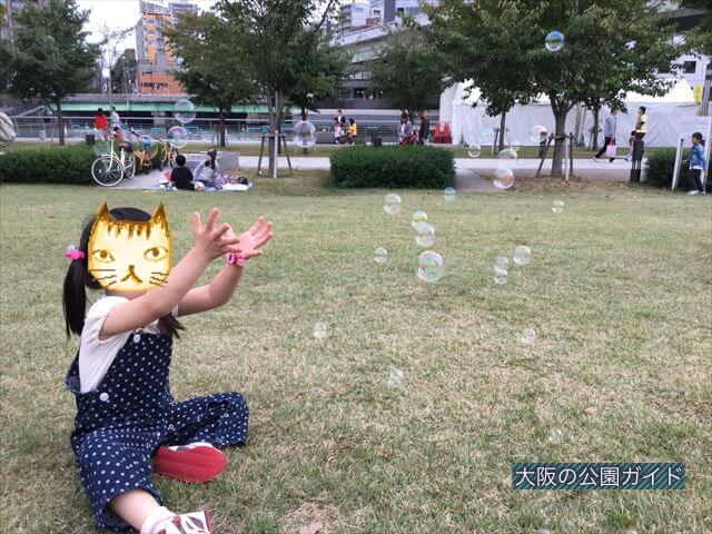 中之島公園芝生広場でシャボン玉をする様子