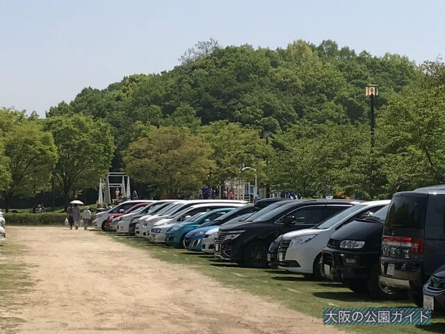 錦織公園の北臨時駐車場から見える「水辺の里」の遊具