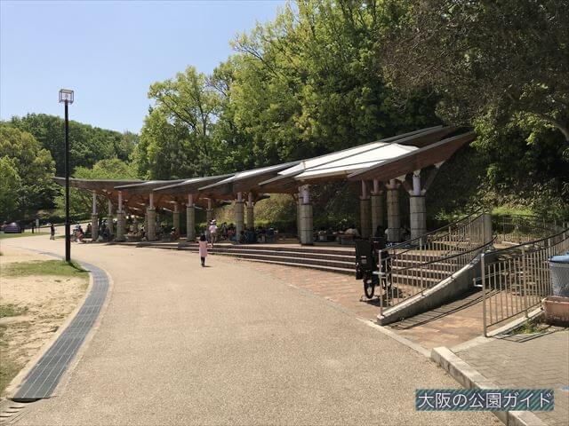 錦織公園「水辺の里」屋根付きベンチ