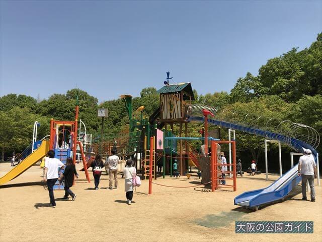 錦織公園「水辺の里」アスレチック型大型複合遊具、全体の様子