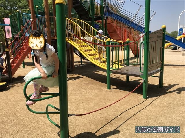 錦織公園「水辺の里」アスレチック型大型複合遊具、縄を持って移動する遊具