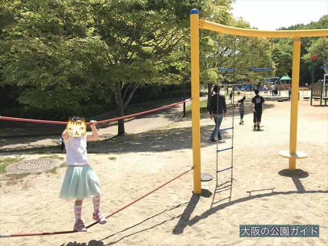 錦織公園「水辺の里」にある「水辺のちゃぷちゃぷダンス」という遊具、ロープを持って横に移動する