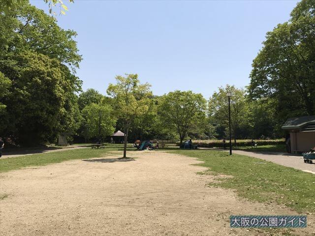 錦織公園「水辺の里」広場、日陰がたくさんある様子