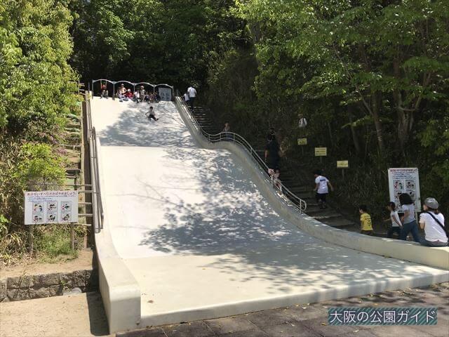 錦織公園「水辺の里」石の滑り台