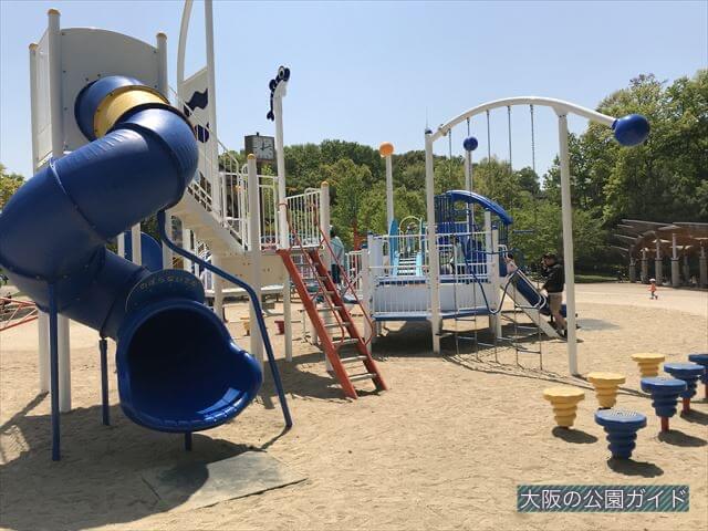錦織公園「水辺の里」にある「水辺のちゃぷちゃぷダンス」という遊具、回転チューブ型滑り台