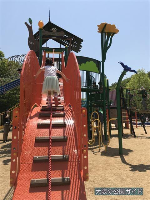 錦織公園「水辺の里」アスレチック型大型複合遊具、ロープをもってのぼる階段