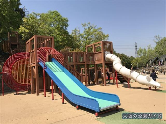 錦織公園「やんちゃの里」の「やんちゃの砦」の滑り台2つ