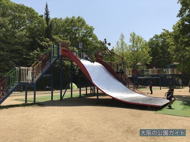 錦織公園「やんちゃの里」の「ちびっこ砦」大型滑り台