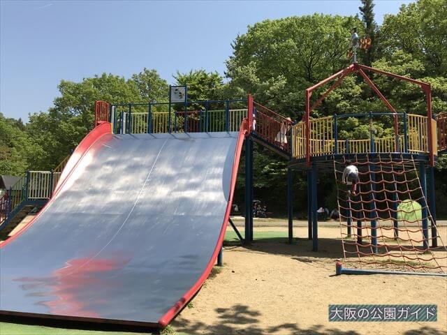 錦織公園「やんちゃの里」の「ちびっこ砦」大型滑り台と縄はしご
