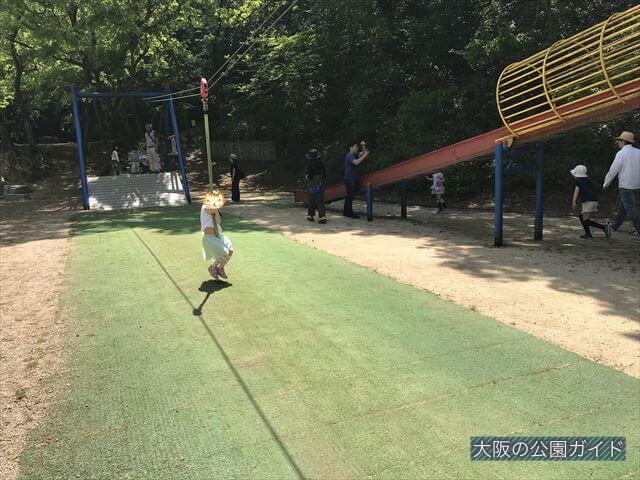 錦織公園「やんちゃの里」の「ちびっこ砦」ターザンロープ