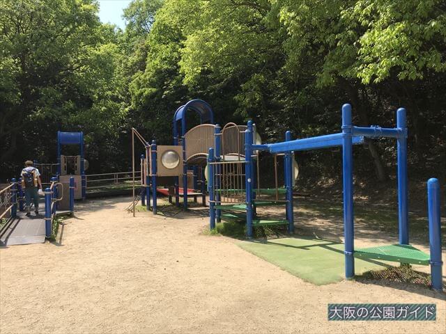 錦織公園「やんちゃの里」の複合遊具「メタル砦」