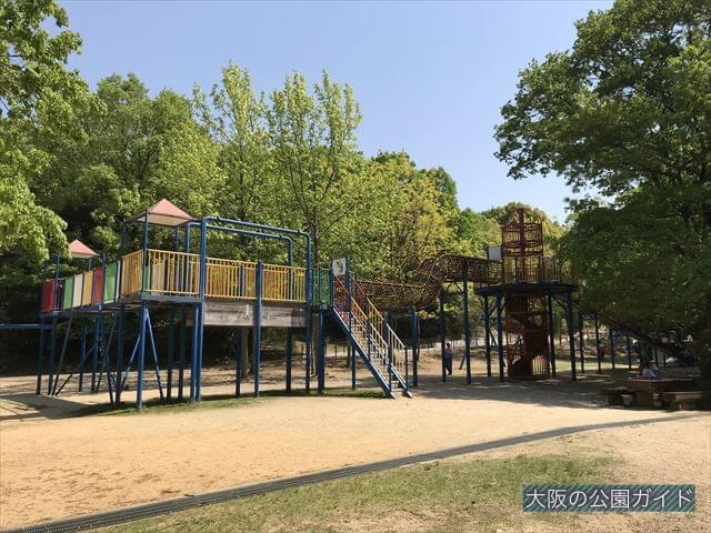 錦織公園「やんちゃの里」の複合遊具「ちびっこ砦」