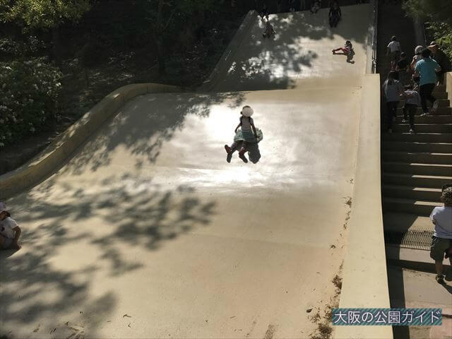 錦織公園「やんちゃの里」石の滑り台