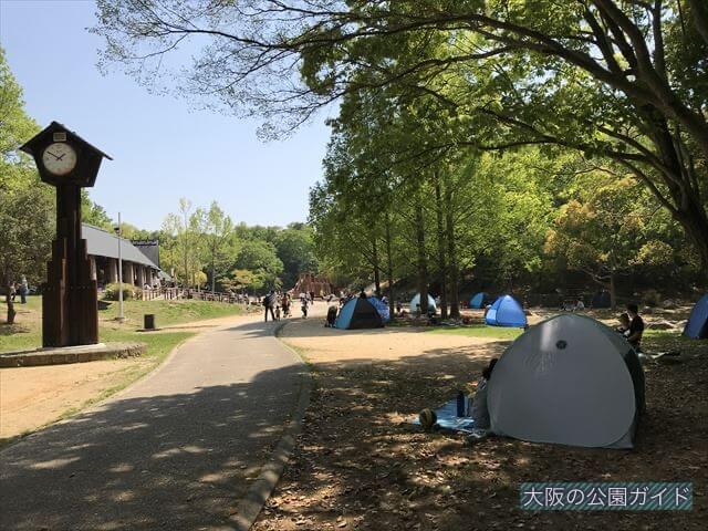 錦織公園「やんちゃの里」木陰と時計