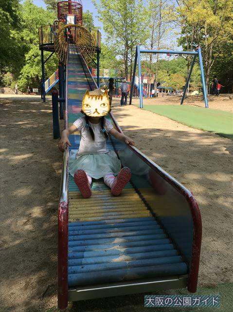 錦織公園「やんちゃの里」の「ちびっこ砦」ローラー滑り台を滑る