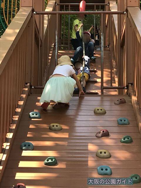 錦織公園「やんちゃの里」の「やんちゃの砦」ボルダリングとロープで登る様子