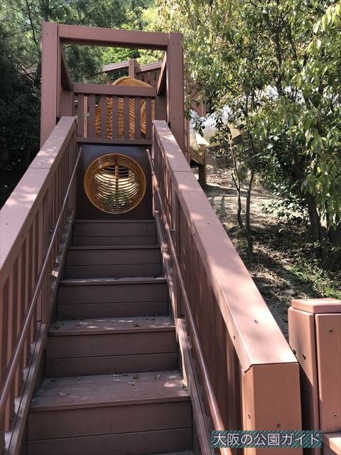 錦織公園「やんちゃの里」の「やんちゃの砦」丘の上に行く階段