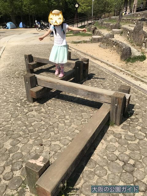 錦織公園「やんちゃの里」木製平均台