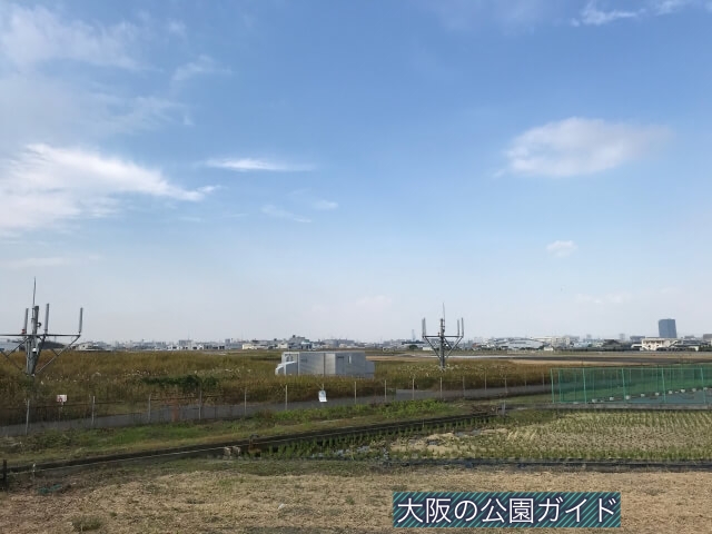 「西弓削公園」から見える八尾空港と自衛隊八尾駐屯地