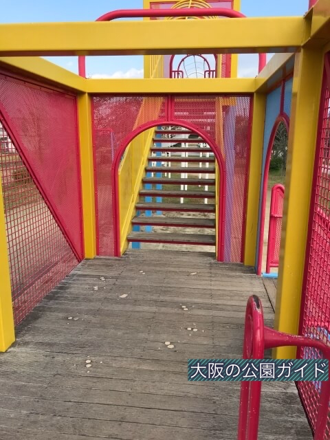 「西弓削公園」飛行機遊具の中の様子