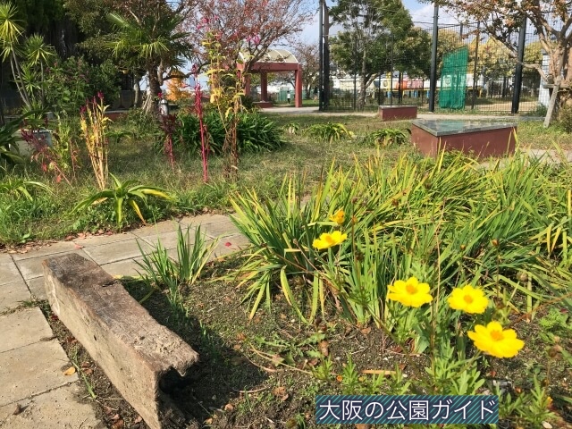 「西弓削公園」芝生と花壇