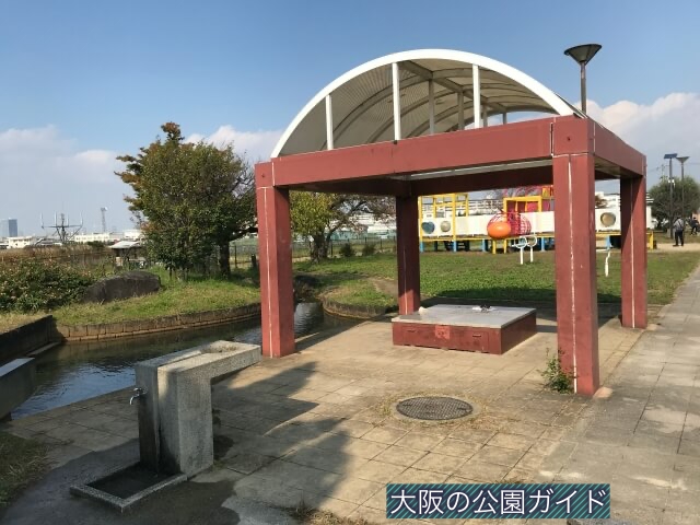「西弓削公園」ベンチと手洗い場