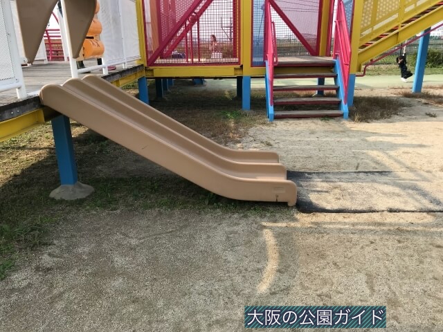 「西弓削公園」複合遊具に設置されているミニ滑り台