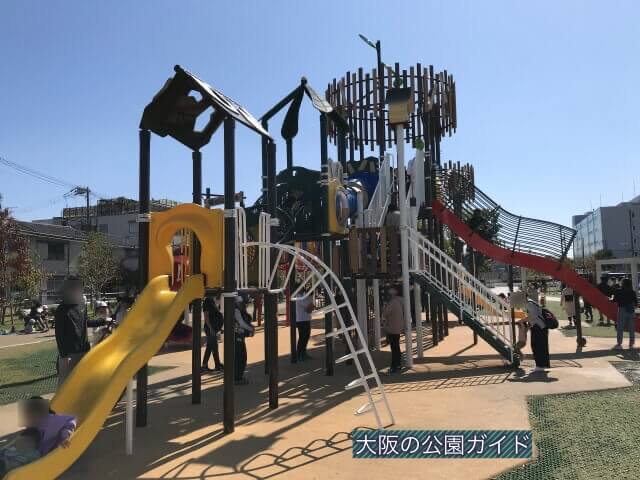 大枝公園の複合遊具「大枝のとりで」並みになっている滑り台