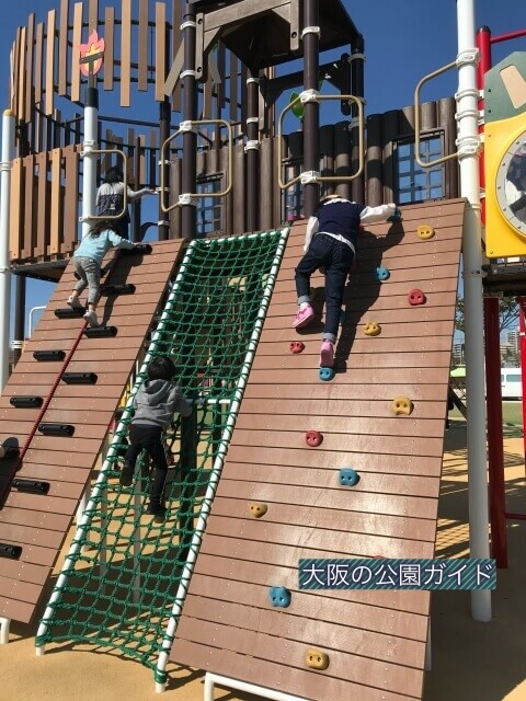 大枝公園の複合遊具「大枝のとりで」ボルダリング