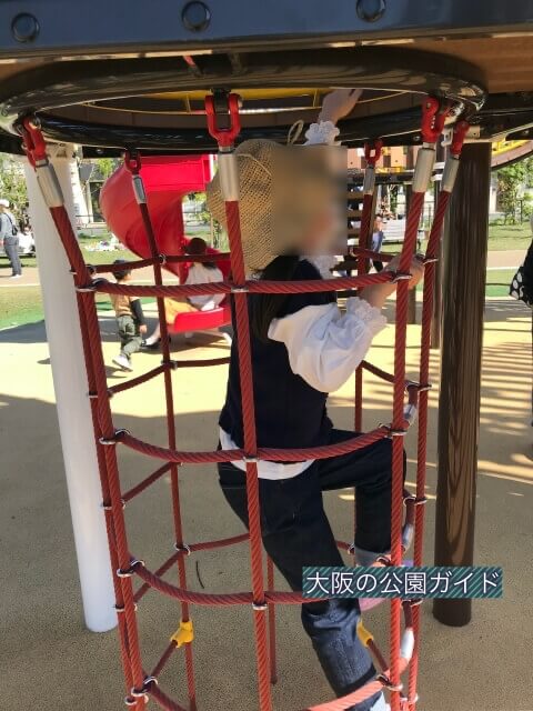 大枝公園の複合遊具「大枝のとりで」ネットのはしご