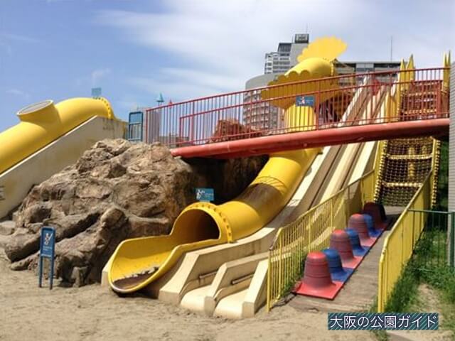 扇町公園の大型遊具公園(黄色い滑り台)