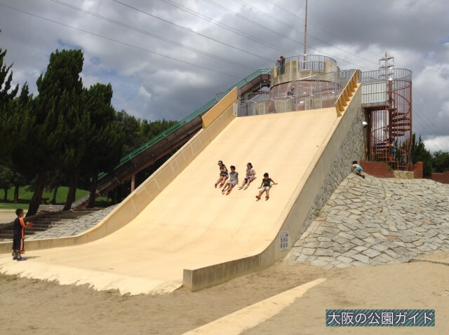 大泉緑地「冒険ランド」大型石の滑り台