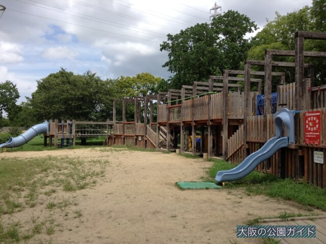 大泉緑地「冒険ランド」木製アスレチック遊具・滑り台