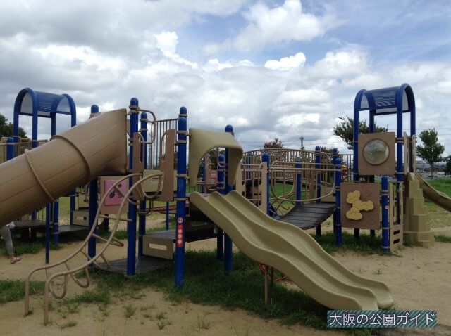 大泉緑地「冒険ランド」中型の複合遊具