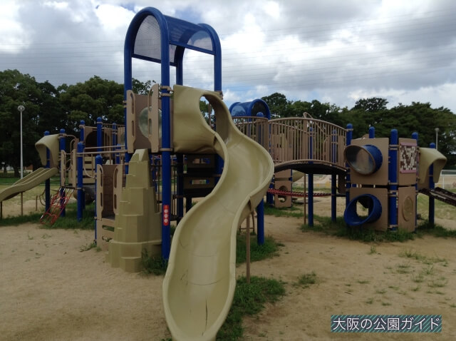 大泉緑地「冒険ランド」中型の複合遊具