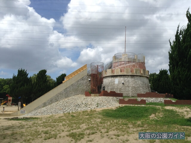 大泉緑地「冒険ランド」大型石の滑り台（横から撮影）