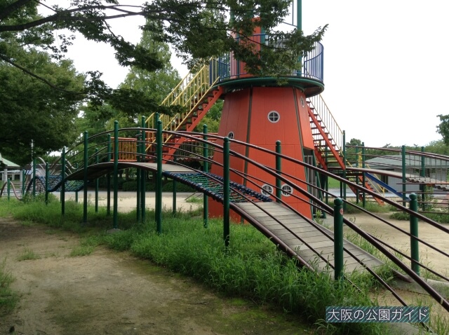 大泉緑地「海遊ランド」灯台の複合遊具・アーチ状の橋