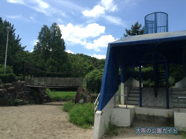 大泉緑地「海遊ランド」クジラの遊具（後ろ側）と橋