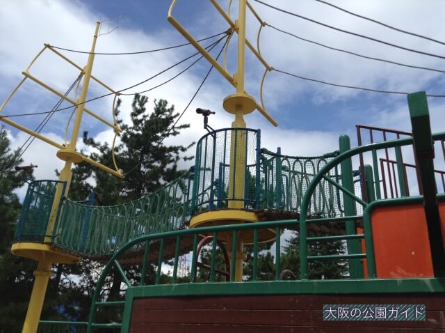 大泉緑地「海遊ランド」巨大船・ワンピース船の遊具（上部）