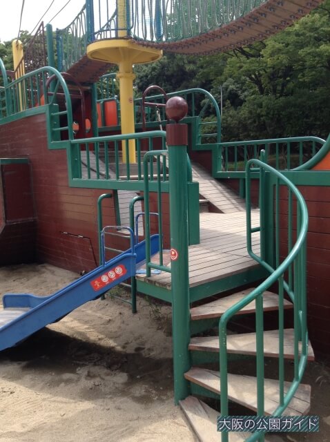 大泉緑地「海遊ランド」巨大船・ワンピース船の遊具（階段と幼児向け滑り台）