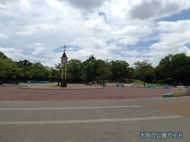 大泉緑地の遊具①「わんぱくらんど」時計台と広場