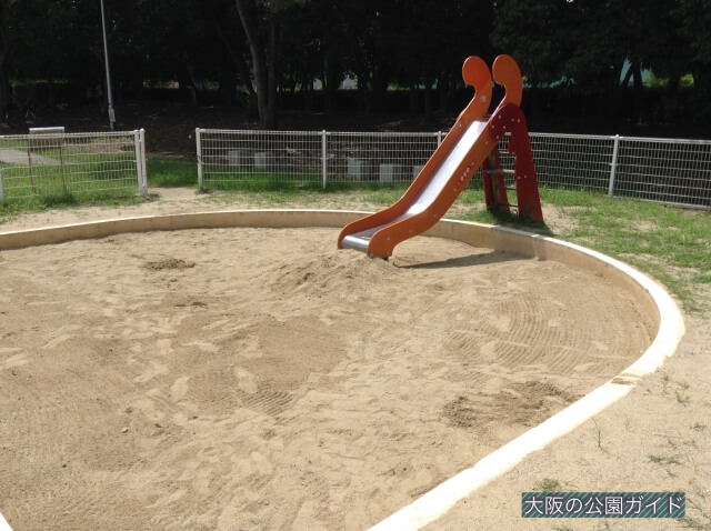 大泉緑地「わんぱくらんど」砂場（ミニ滑り台付き）