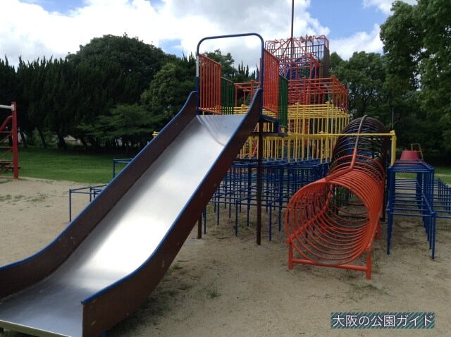 大泉緑地「わんぱくらんど」大型ジャングルジムと滑り台