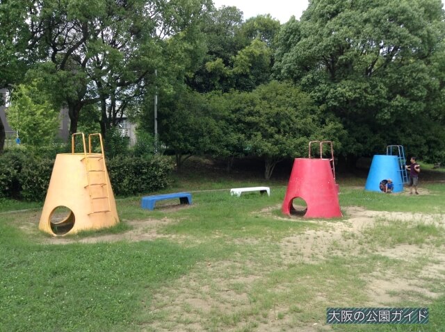 大泉緑地「わんぱくらんど」小さなトンネルとハシゴの遊具